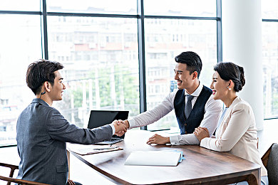 两根黑枪大战金发美女：惊心动魄夜幕枪战：英勇女警力挽狂澜，金发美女脱险，警方重拳出击守护市民安全-2