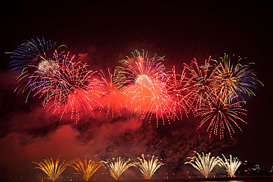 两根黑枪大战金发美女：惊心动魄夜幕枪战：英勇女警力挽狂澜，金发美女脱险，警方重拳出击守护市民安全-3