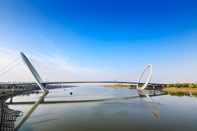 两根黑枪大战金发美女：惊心动魄夜幕枪战：英勇女警力挽狂澜，金发美女脱险，警方重拳出击守护市民安全-5